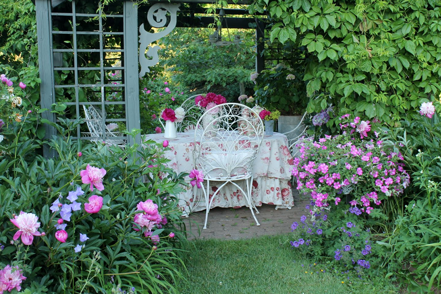 Romantic English Garden: A Perfect Setting for a Dreamy Date Night